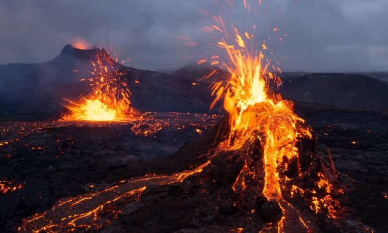 Habitantes de islandia son desalojados por erupción volcánica 