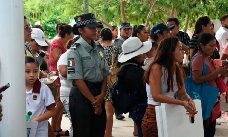 Oficiales de la Guardia Nacional llevan pláticas de concientización a escuela de Cancún