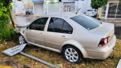 Choca y sale corriendo, abandonando su unidad en Cancún