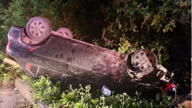 Se vuelca carro en Arco Vial