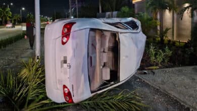 Volcadura en bulevar Colosio deja tres personas lesionadas