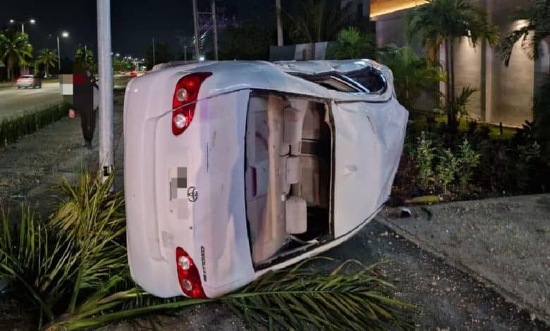 Volcadura en bulevar Colosio deja tres personas lesionadas