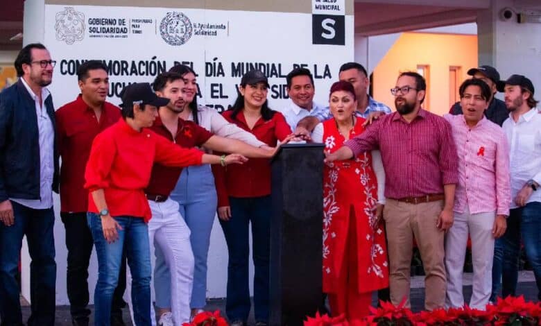 Iluminan de rojo el Palacio Municipal de Solidaridad, como símbolo de la lucha contra el VIH-Sida