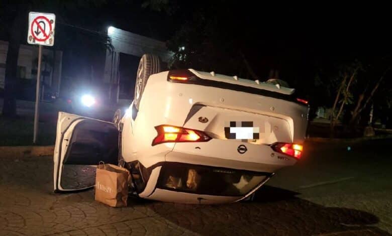 Auto volcado frente ala Cruz Roja de Cancún