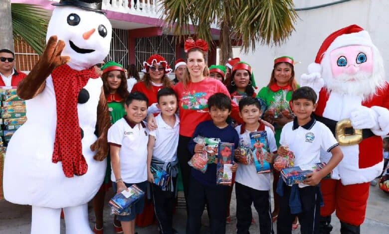 Atenea Gómez Ricalde alegra los corazones de las niñas y niños de Isla Mujeres en esta Navidad