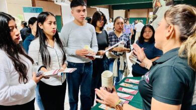 Impulsa FPMC oportunidades para universitarios en feria de servicio social de la UQROO