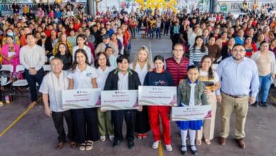 Diego Castañón entrega becas educativas a estudiantes de Tulum