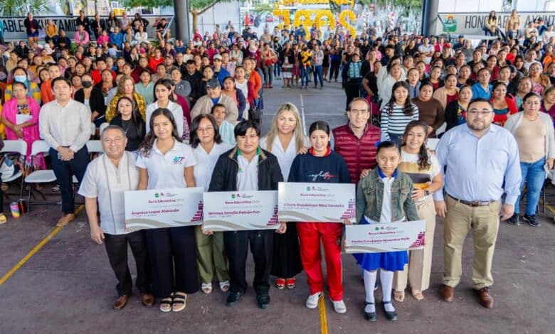 Diego Castañón entrega becas educativas a estudiantes de Tulum