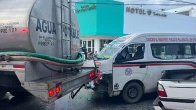 Transporte público choca con una pipa de agua; aquí los detalles