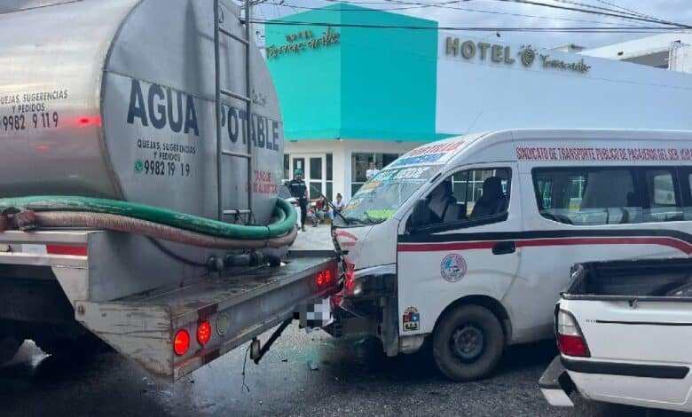 Transporte público choca con una pipa de agua; aquí los detalles