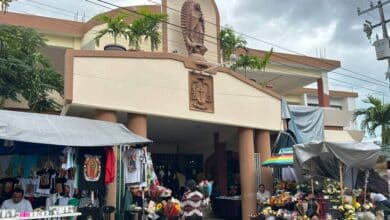 Decenas de feligreses acuden al Santuario de Guadalupe