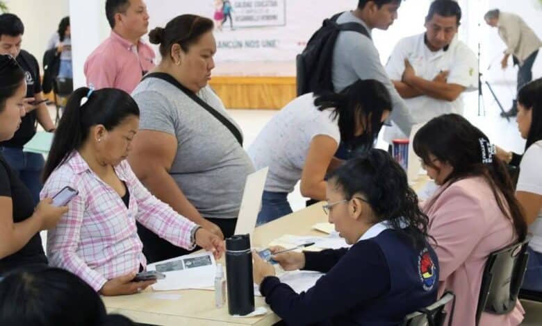 Entregan las primeras becas municipales antes del cierre de año