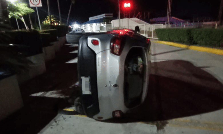 Volcadura en Blvd. Kukulcán tras perder el control