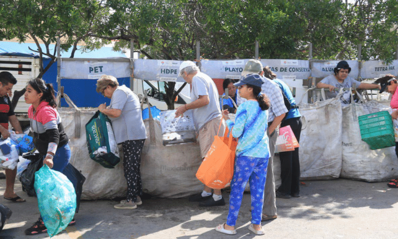 Participan cientos de cancunenses en Reciclatón y Adoptafest