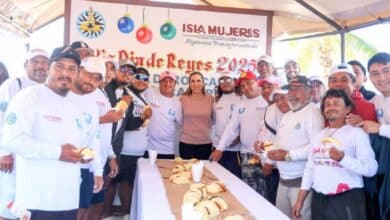 Atenea Gómez Ricalde celebra tradicional corte de la rosca de Reyes con personal operativo