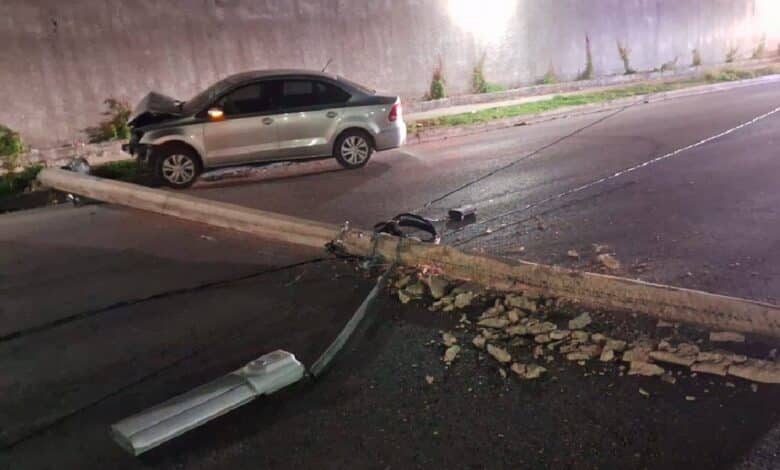 Choca contra poste de concreto en la Av. 135