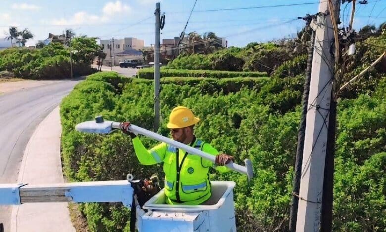 Gobierno Municipal mejora servicio de alumbrado público en Isla Mujeres