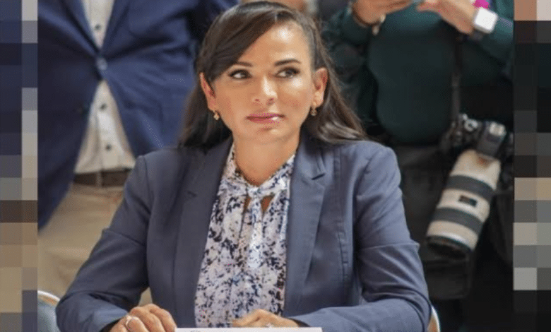Laura Fernández inhabilitada por 20 años para ejercer cargo público y emplazada a pagar 78.9 mdp
