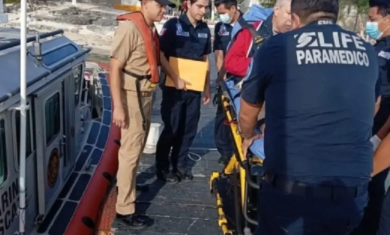 Personal de la Armada evacua aturistas enfermos de un crucero