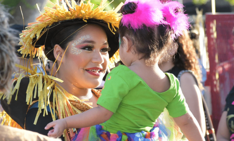 Imagen de carnavalera con una niña