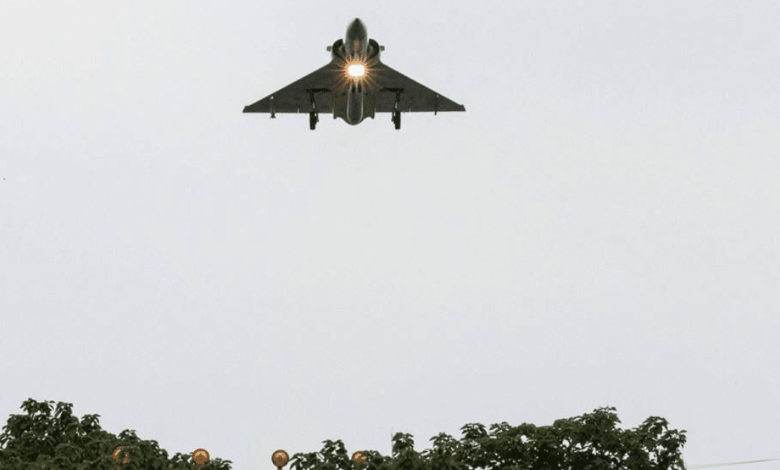 Avión Chino realizando maniobras