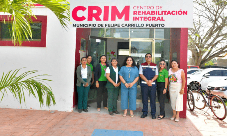 Personal del CRIM frente a sus instalaciones en Felipe Carrillo Puerto