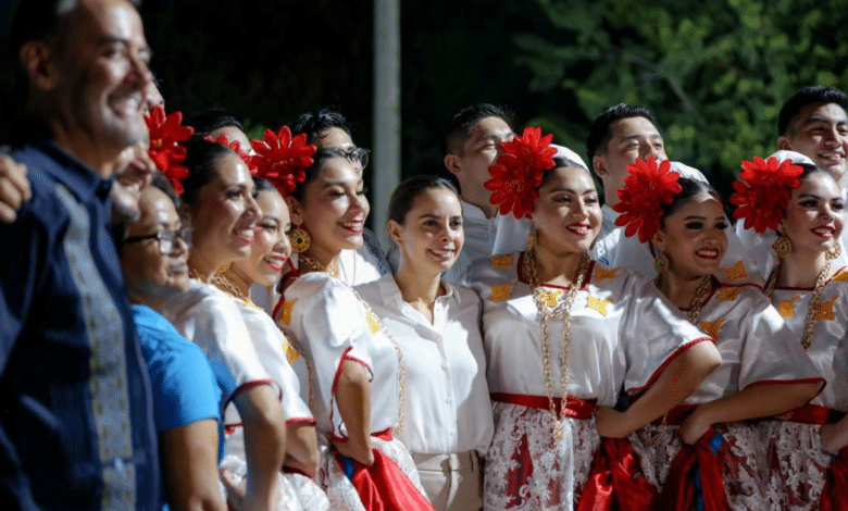 Presidenta Ana Paty con bailarinas de danza tradicional