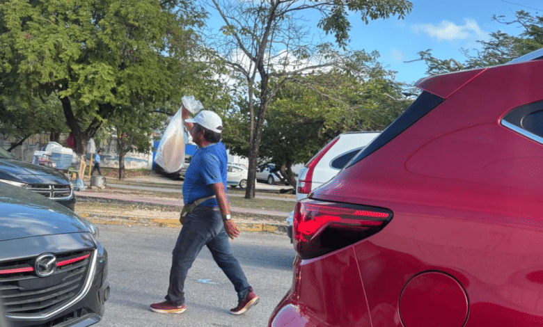 Imagen que muestra a un vendedor ambulante en crucero de Cancún