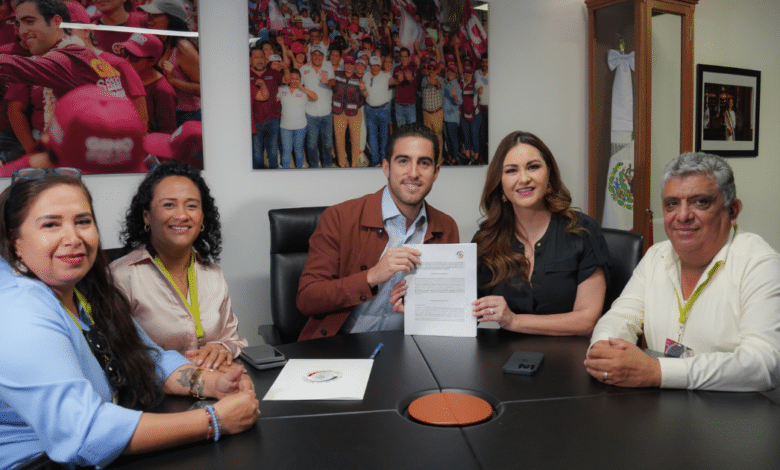 Senador Gino Segura presentando iniciativa
