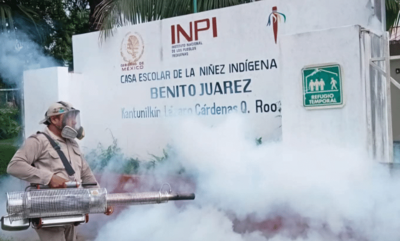 Hombre fumigando centro infantil