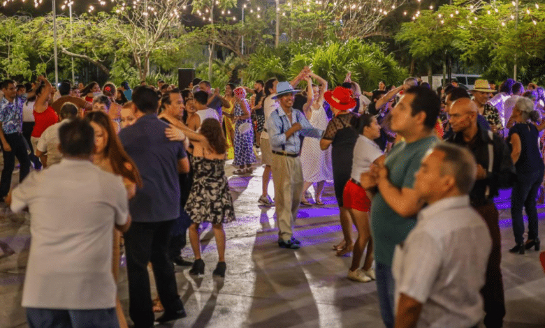 Disfrutan ciudadanos del 55 aniversario de Cancún con Baile y música