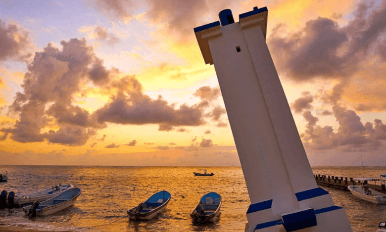 El faro inclinado en la playa de Puerto Morelos