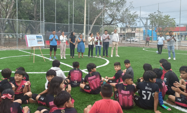 Entregan cancha de futbol en domo deportivo 247 en Cancún