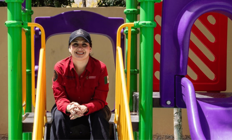 Presidenta municipal Estefanía Mercado, en un juego de niños, en el parque rayadores