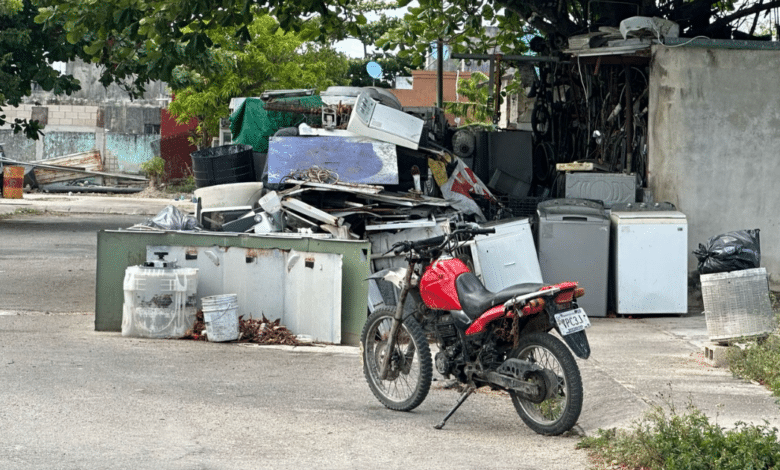 Exceso de restos de refrigeradores, metales y otros desperdicios molestan a los vecinos en Vista Real