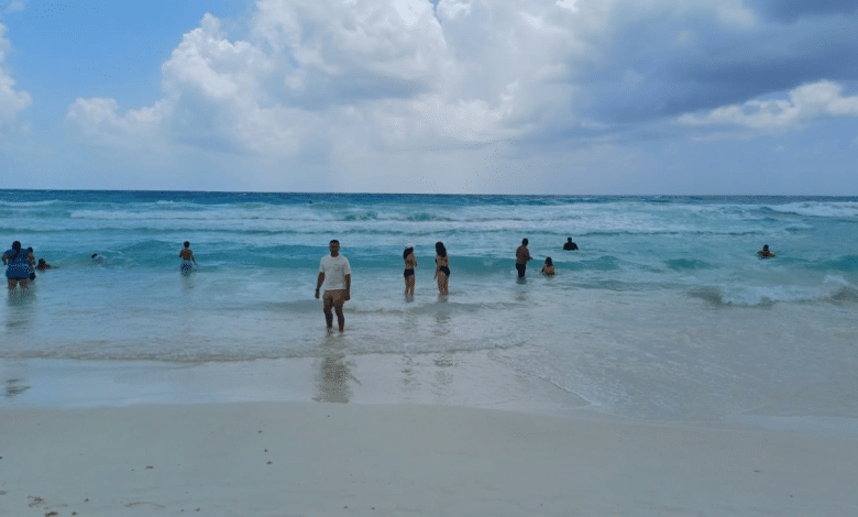 Más de mil personas visitan playa gaviota azul en Cancún este domingo
