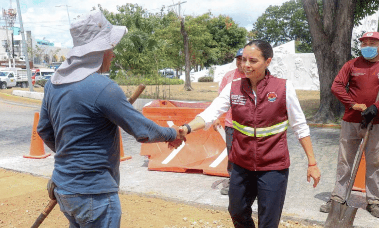 Presidenta Municipal Ana Paty Peralta saludando a un trabajador del estado