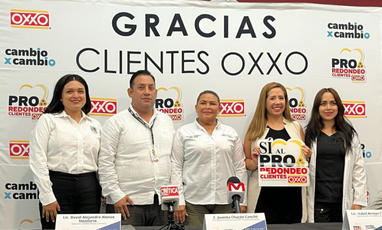 Personal integrante de la compañía OXXO en ceremonia