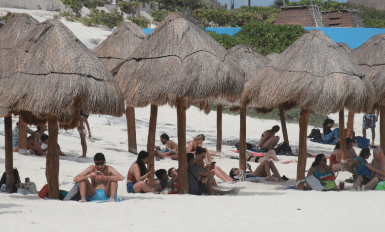 Imagen de playa llena de turistas