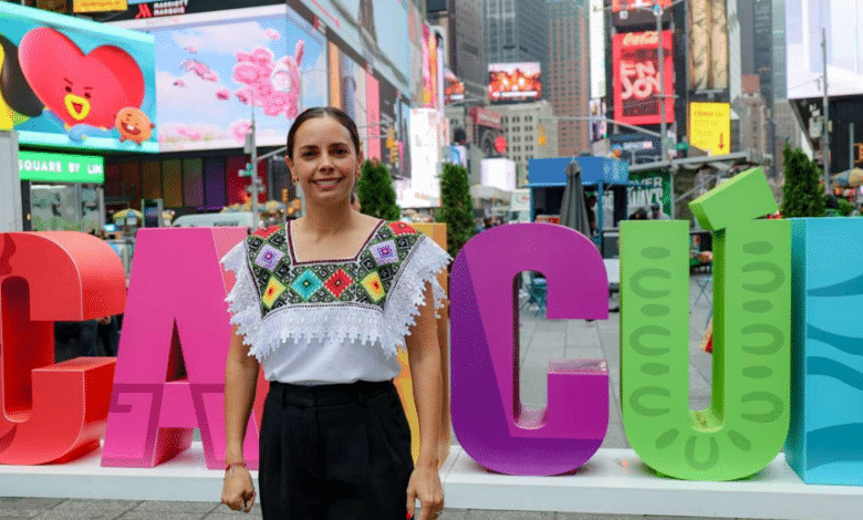 Imagen de Ana Paty en NY con letras de Cancún