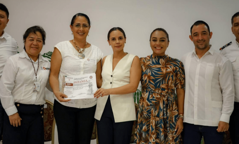 Entrega Ana Paty Peralta 79 credenciales y certificados a emprendedores y artesanos