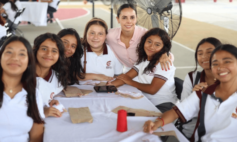 Fomenta Ana Paty Peralta cuidado de la salud femenina de jóvenes cancunenses