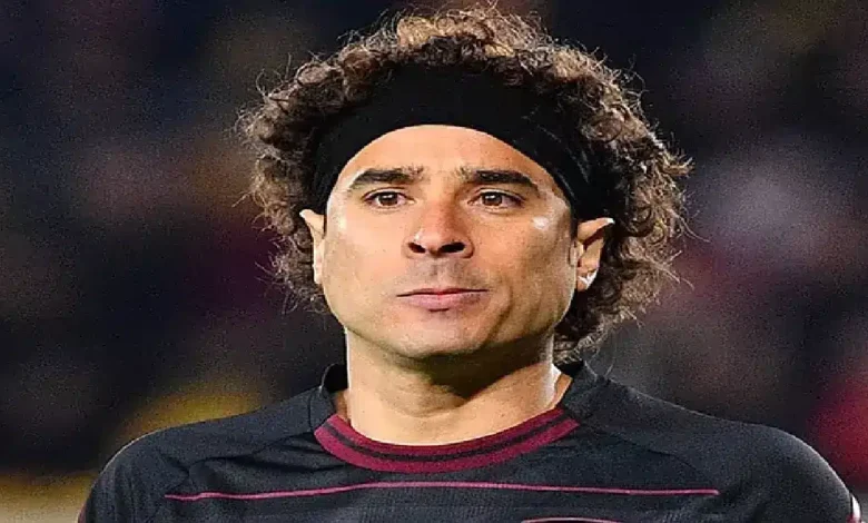 Guillermo Ochoa en el campo con el uniforme del AVS Futebol SAD, luciendo serio y concentrado durante un partido clave en la liga portuguesa