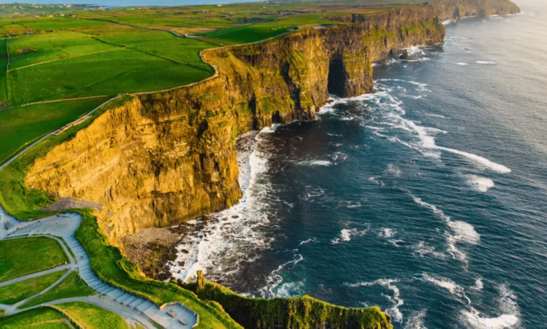 Descubre los lugares y actividades esenciales para vivir Irlanda al máximo, Ciudades vibrantes y culturales, paisajes naturales emblemáticos, rutas panorámicas y joyas ocultas ideales para aventuras memorables.