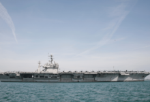 El despliegue del portaaviones Abraham Lincoln y su grupo de escolta en Oriente Próximo marca un nuevo punto de presión en la relación entre Estados Unidos e Irán. Aunque el presidente Donald Trump ha advertido sobre la posibilidad de una acción militar, altos funcionarios estadounidenses aseguran que aún existe margen para una salida diplomática.