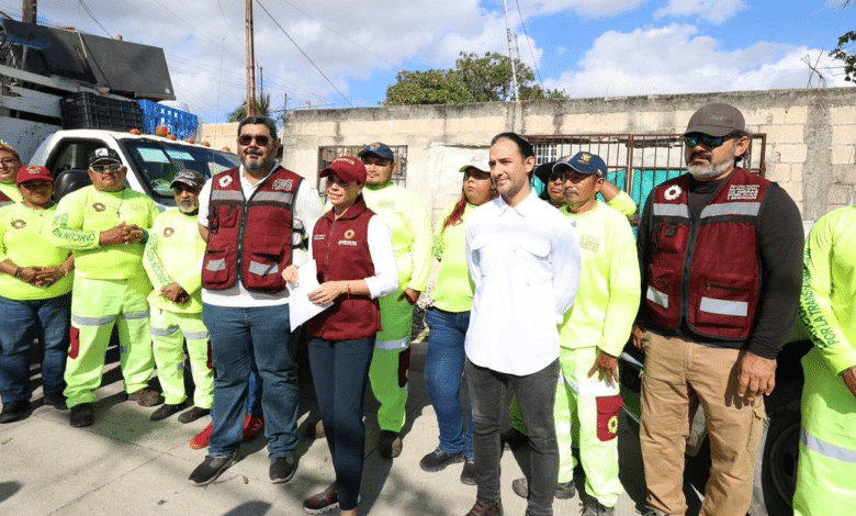 La Presidenta Municipal, Ana Paty Peralta, constató la labor de las brigadas a cargo del programa permanente de Descacharrización, que cada semana recorre diferentes puntos para acopiar distintos materiales, y así mantener la ciudad limpia y con buena imagen.