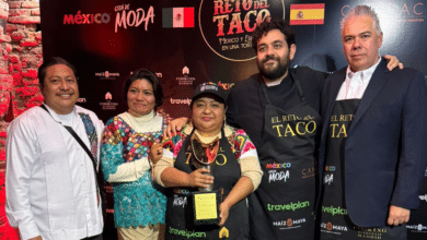 Magali Pech, bordadora y cocinera tradicional certificada de Xpichil, en Felipe Carrillo Puerto; recibió un reconocimiento internacional en la Feria Internacional de Turismo (FITUR) 2026
